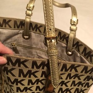 Michael Kors bag.. Gently Used GREAT condition